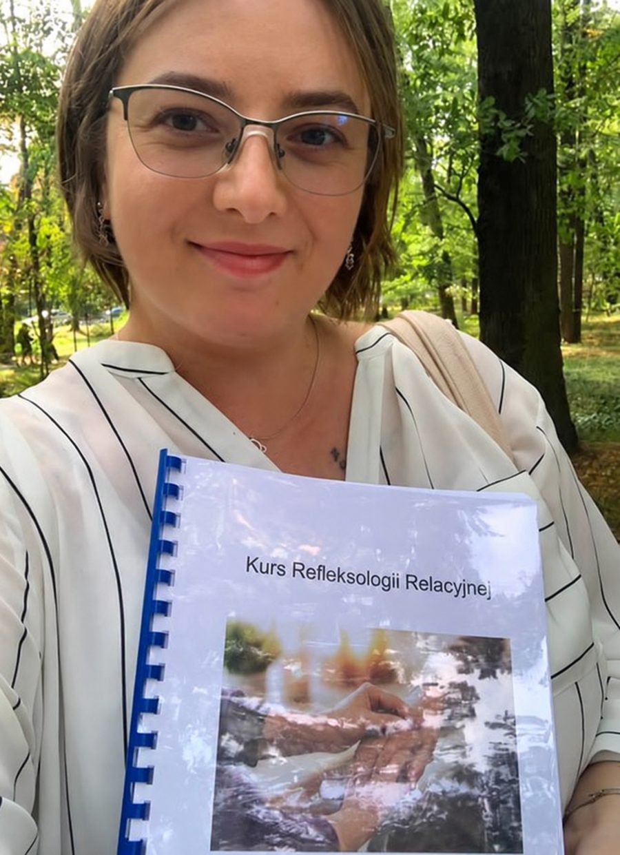 Katarzyna Ewa Nowak ze skryptem kursu Refleksologii Relacyjnej